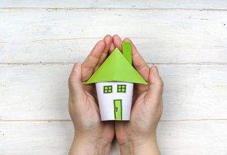 Haus in der Hand