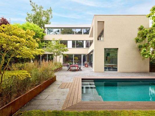 Die weitläufigen Terrassen- und Balkonanlagen laden zu allen Aktivitäten im Freien ein, die eine anspruchsvolle Familie erwartet