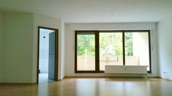 Wohnzimmer mit Zugang Küche und Balkon