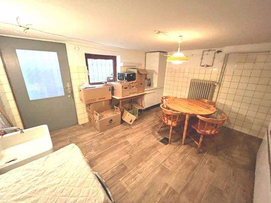 Kellerraum mit Dusche und Ausgang zum Garten