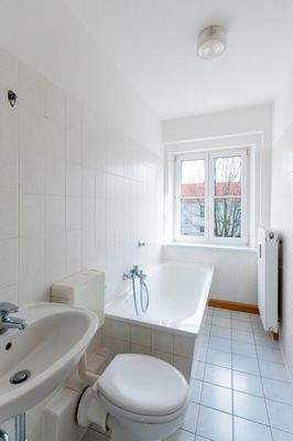 gefliestes Bad mit Fenster