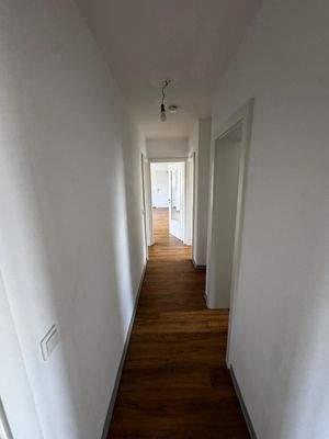 Moderner Flur mit Holzboden