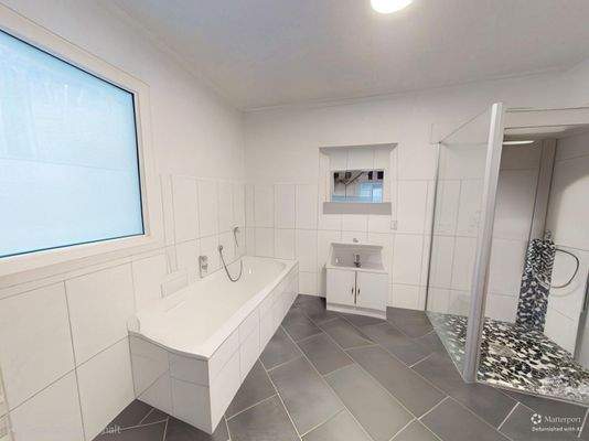 Badezimmer der Wohnung im Erdgeschoss mit bodentiefer Dusche