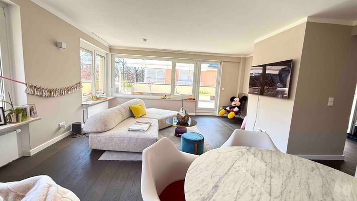 Wohnzimmer Blick nach außen.jpg