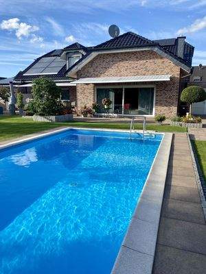 Pool & Garten im Sommer