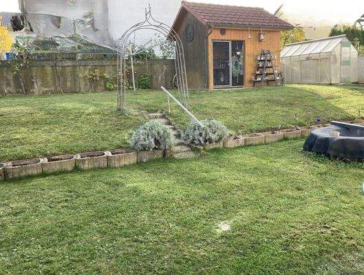 Garten mit Gartenhaus