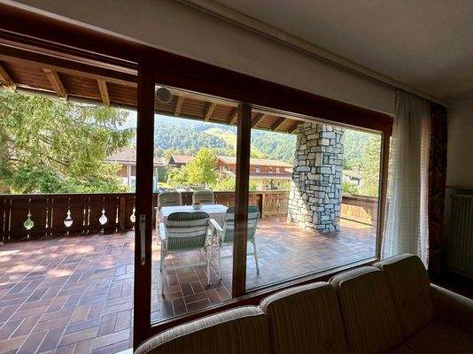 Schlafzimmer mit Zugang zum großen Balkon