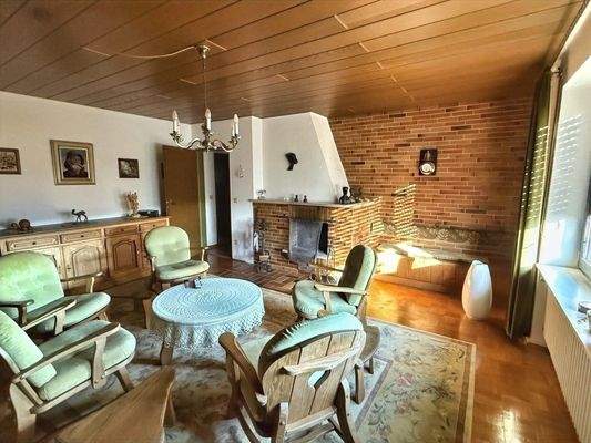 Charmantes Wohnzimmer mit offenem Kamin