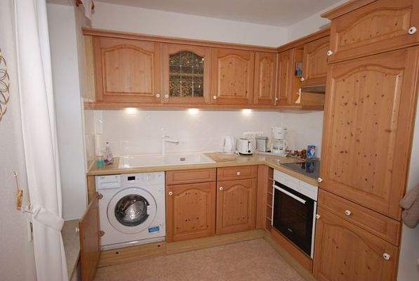 separater Küchenraum mit Einbauküche