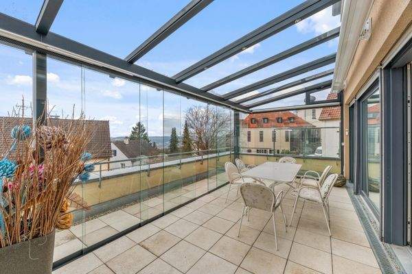 Angrenzender Balkon mit verschiebbarem Wintergarten