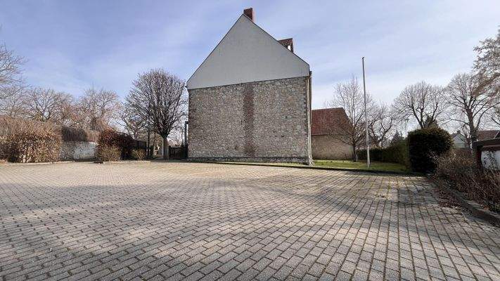 Seitenansicht mit Parkplatz