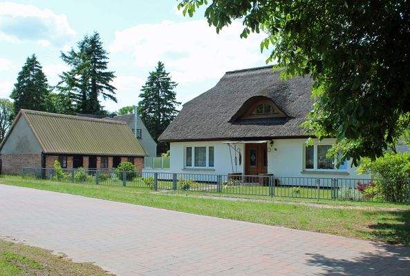 Vorderansicht mit Nebengebäude