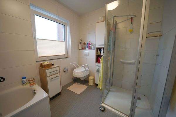 Badezimmer mit Dusche