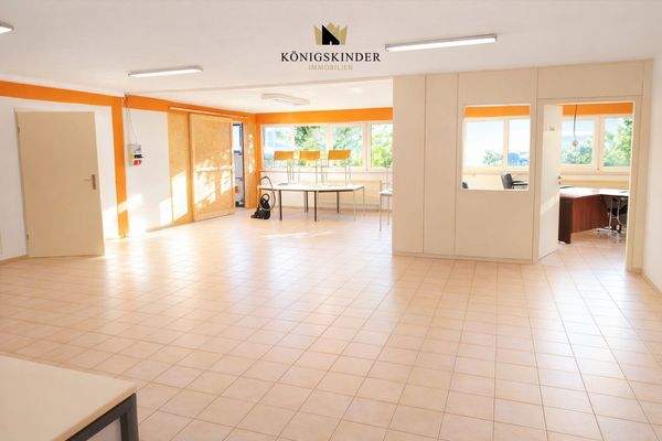 ...innen große Büroräume...