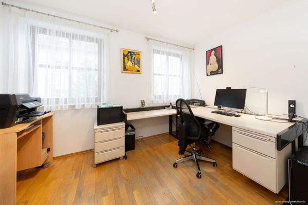 Einheit im Obergeschoss: ruhiges Arbeitszimmer