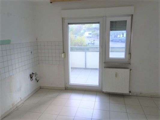 Küche mit Zugang zum Balkon