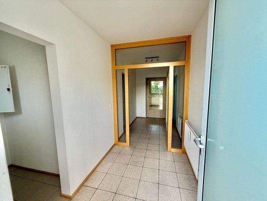 Eigener Eingang &amp; einladender Flur vor Renovierung