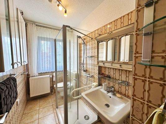 Haus Nr. 14 - Tageslichtbad mit begehbarer Dusche im Erdgeschoss