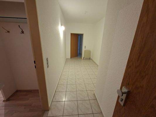 Flur Eingang Apartment links und Eingang Wohnung