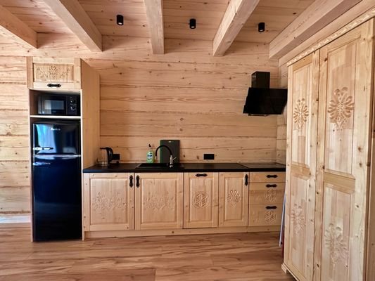 Einbauküche mit Holzkunstwerk