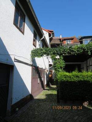 Hof mit Hinterhaus: 2 Werkstätten und Lager