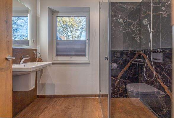 Erdgeschoss - Gäste-WC mit Dusche