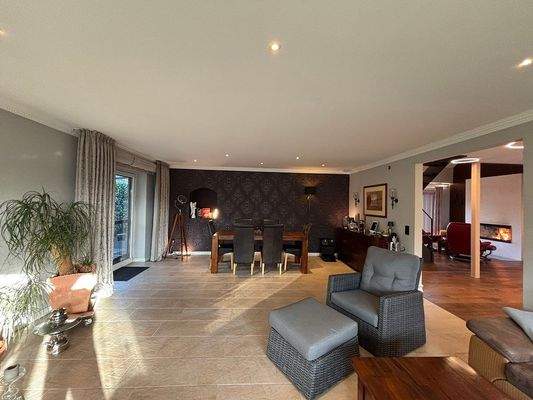 Esszimmer mit Terrassenzugang