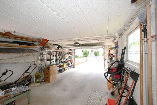 Großflächige Garage mit Starkstromanschluss