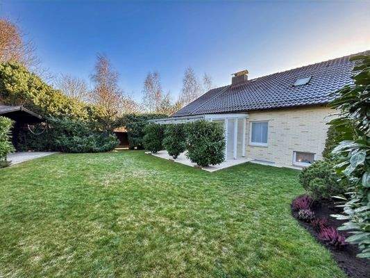 Blick in den Garten mit Gartenhaus und überdachter Terrasse auf der Nordseite des Hauses