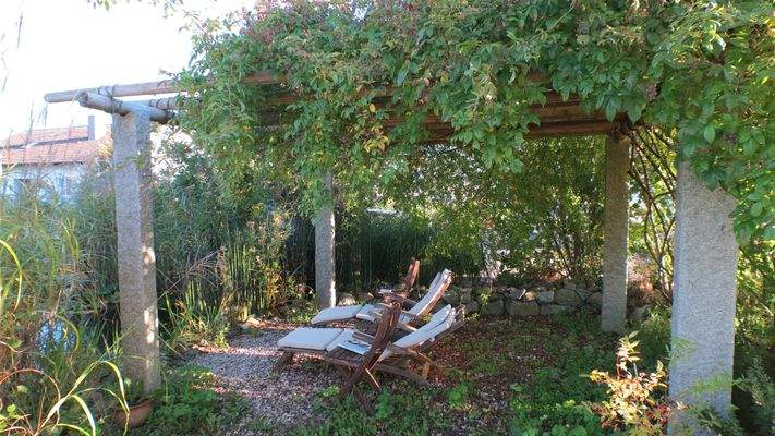 Ruheoase mit Teich u. Freisitz unter vier alten Granitsäulen.JPG