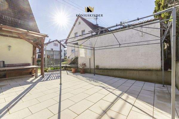 Heller Außenbereich - Platz für Familie & Freunde