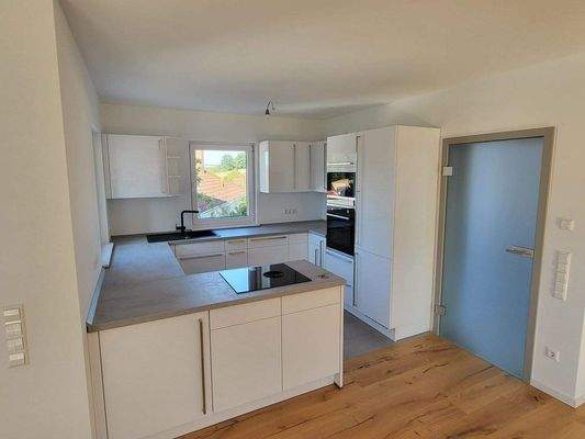 hochwertige Einbauküche mit Markengeräten.jpg