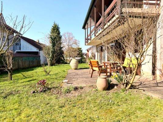 Charmante Terrasse und großzügiger Garten