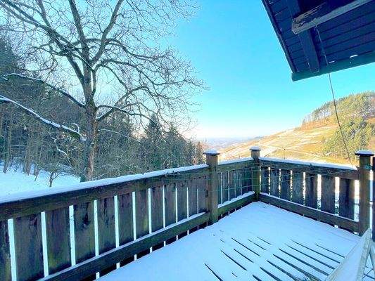Blick vom Balkon des Anbaus über das Tal