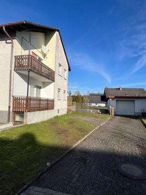 Hausansicht mit Blick auf Einfahrt und Garage