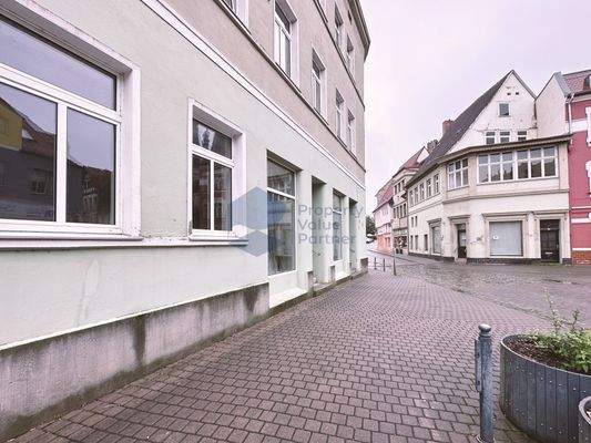 Straßenansicht Gewerbe links