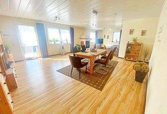 Wohnzimmer mit Kamin und Zugang zur Terrasse