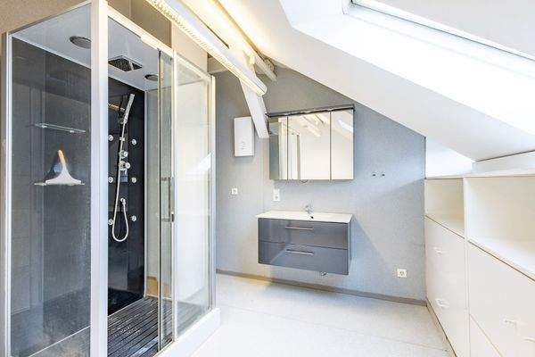 Badezimmer mit Rainshower-Dusche und offenem Raumkonzept 