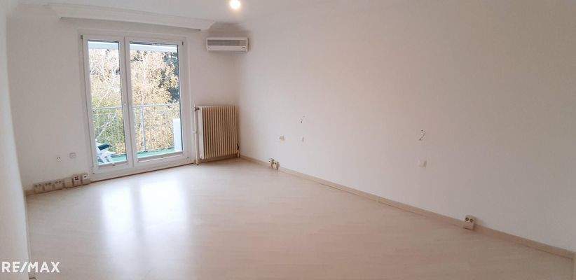 2. Etage Zimmer 4, Blick z. Balkon, Klimaanl.