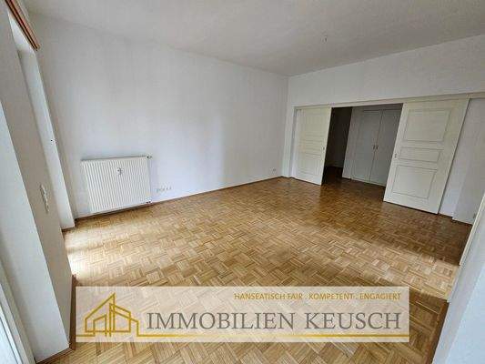 Wohnzimmer-Flur mit Doppelschiebetür