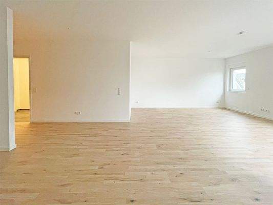 Lichtdurchfluteter Wohn-und Essbereich