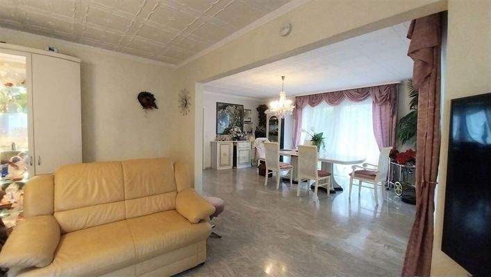 Blick vom Wohnzimmer ins Esszimmer