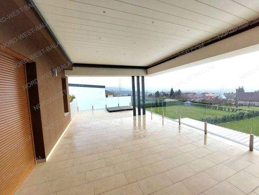 Terrasse mit Pergola und Glasgeländer