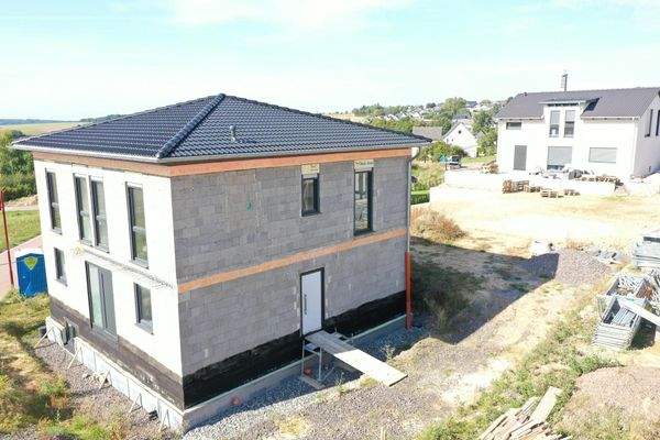 Nordost-Ansicht mit Tür zur zukünftigen Garage