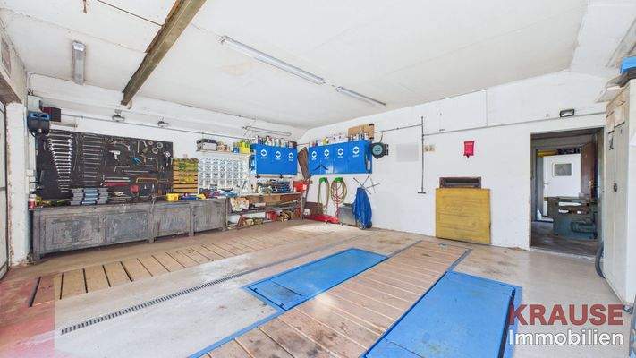 Garage mit Hebebühne und Grube
