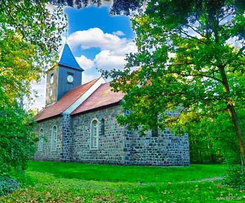 Alt-Lankwitz Dorfkirche gegenüber