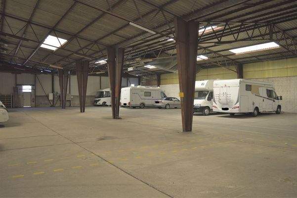 Banter Weg 9_Innenansicht WoMo-Halle 2.jpg