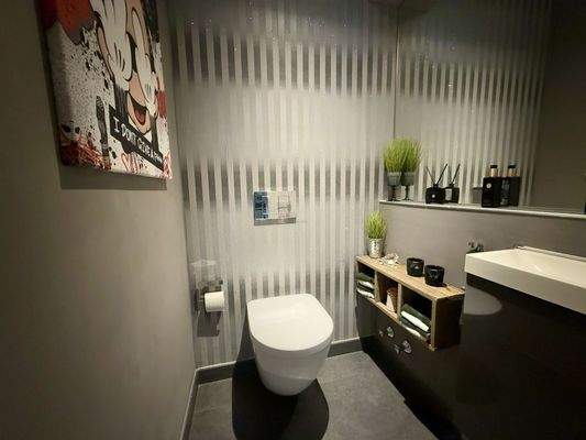 Modernes Gäste-WC mit stilvollen Akzenten