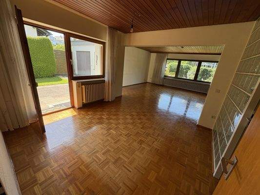 Ess-Wohnbereich mit Zugang Terrasse