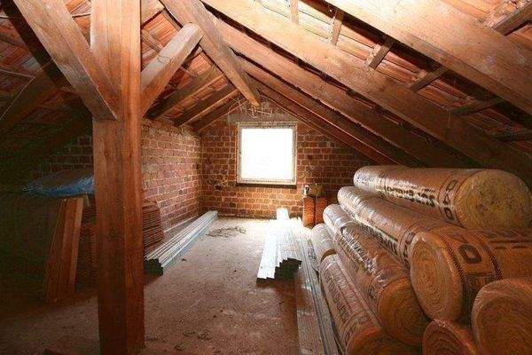 Dachboden mit Baumaterialien